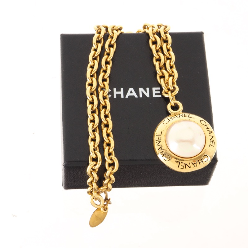 Vintage Chanel Faux Pearl Round Charm Chain Necklace - Nina Furfur Vintage  Boutique