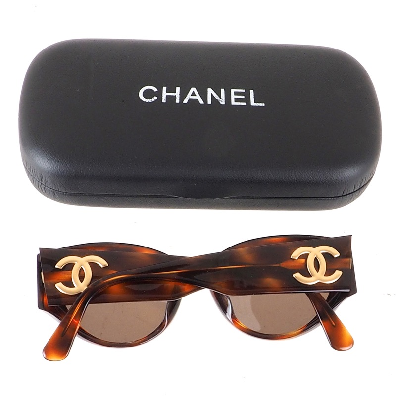 Vintage Chanel Excellent Turtoise Pattern Gold Logo Sunglasses - Nina  Furfur Vintage Boutique