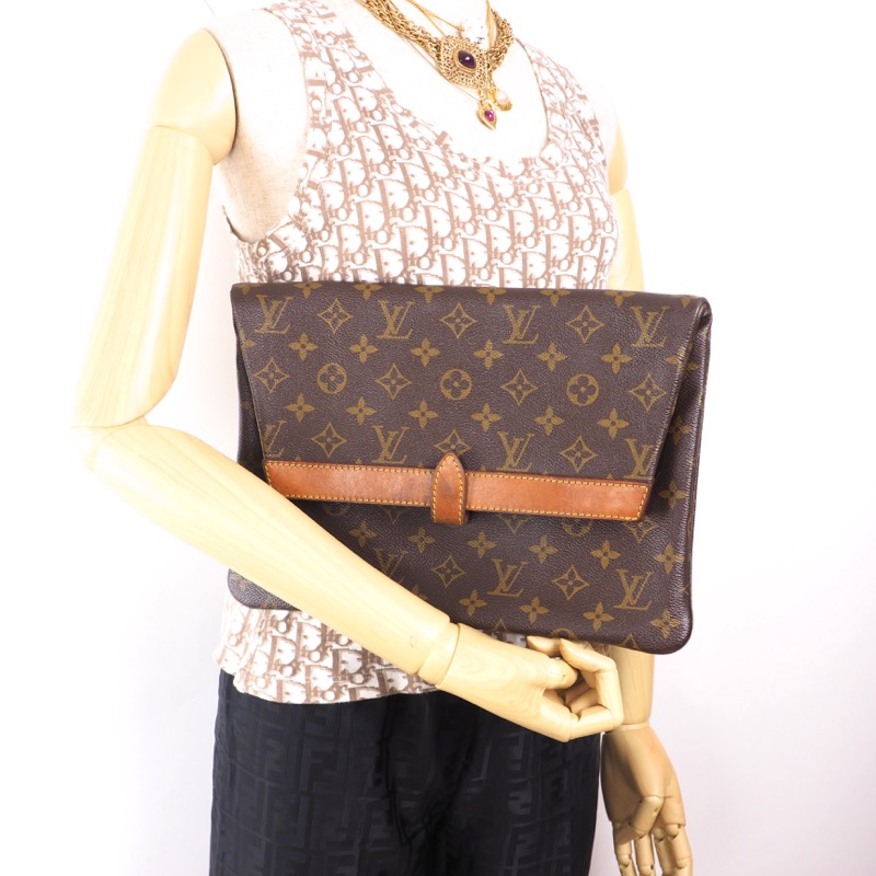 LOUIS VUITTON vintage monogram clutch/document pocket M53522 - Shop  dwongvintage Laptop Bags - Pinkoi